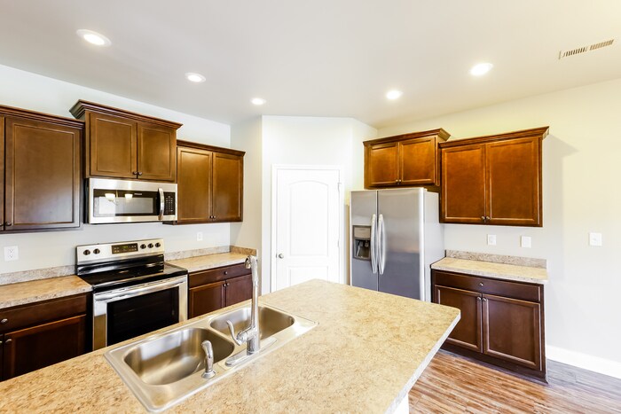 Building Photo - 115 Lazy Oak Dr