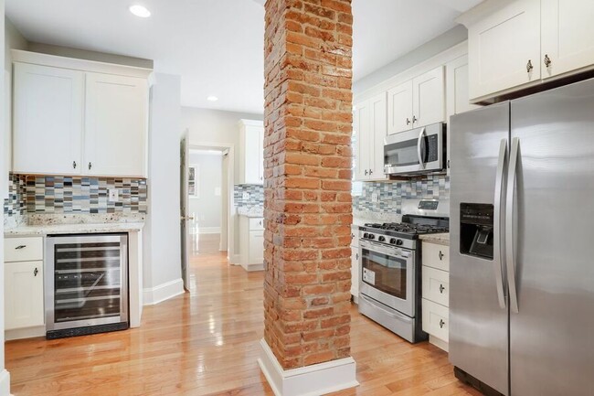 Building Photo - Amazing Anacostia 3 Bedroom with Parking I...