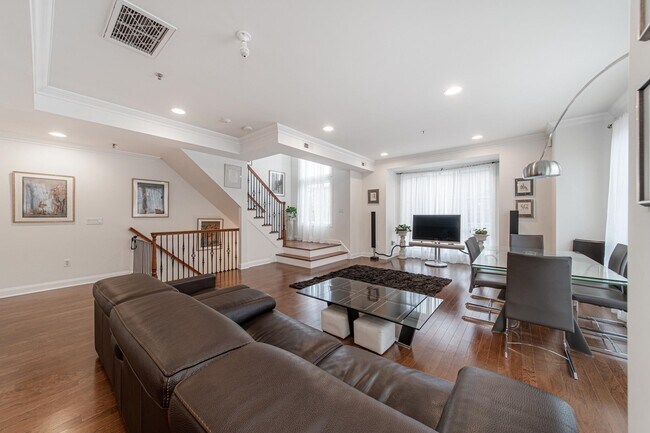 Building Photo - 11 Washington Pl