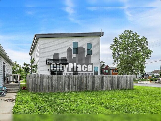 Building Photo - 2008 Yandes St