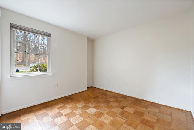 Building Photo - 876 College Pkwy