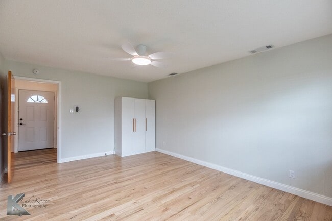 Building Photo - 4 BED, 2 BATH, 2 CAR GARAGE!