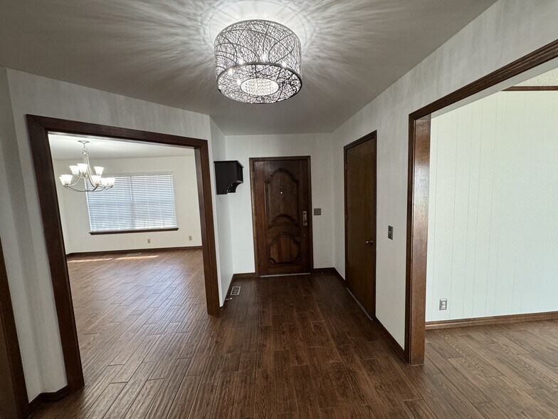 Building Photo - 7108 S Indianapolis Ave