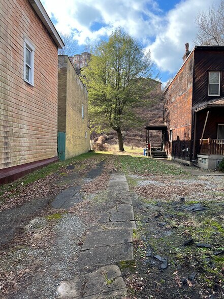 Building Photo - 47 Boundary St