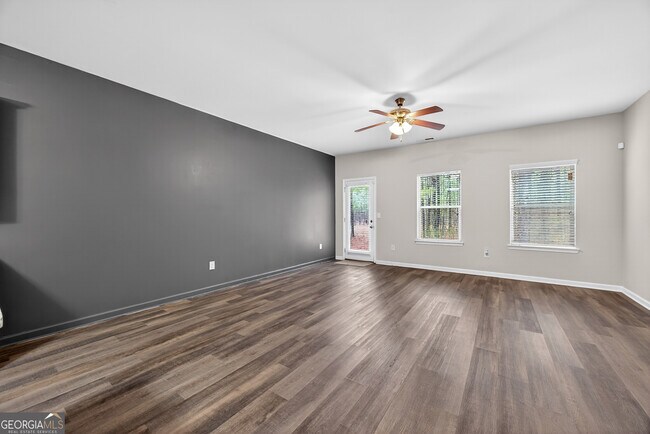 Building Photo - 4497 Ravenwood Dr