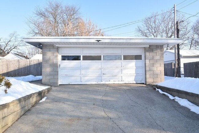 Building Photo - Mishawaka Northside 3 bedroom 1 1/2 story home with 2 bathrooms