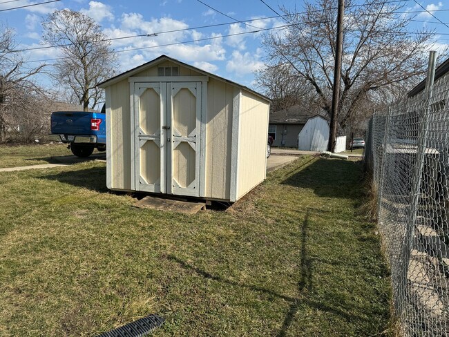 Building Photo - 549 N Belmont Ave