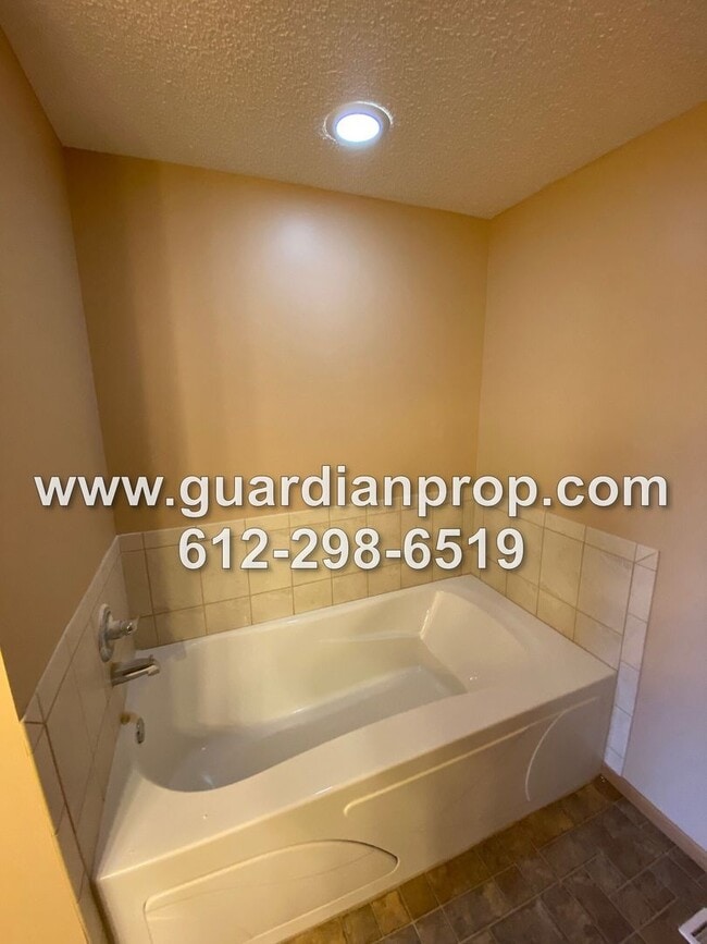 Building Photo - Huge End Unit Townhouse for November 1, Op...