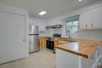 Building Photo - 20 Emery Ln