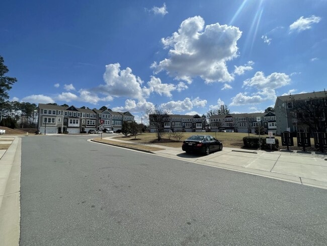 Building Photo - 3 Bd 3.5 Ba end unit townhouse