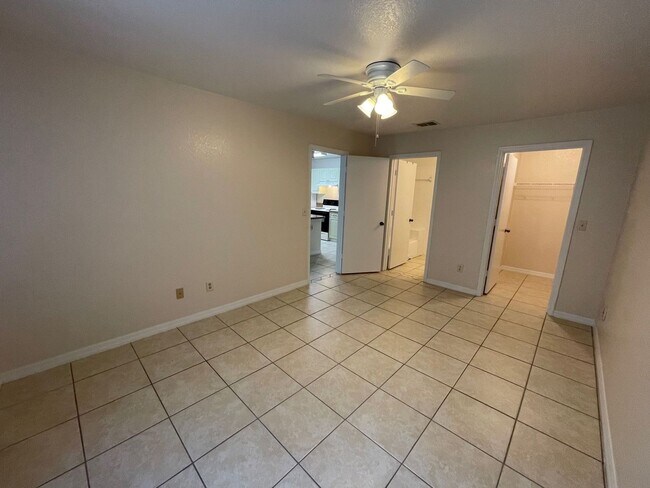 Building Photo - 2550 N Alafaya Trail