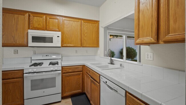 Building Photo - 3 bed 2 bath in Green Valley!