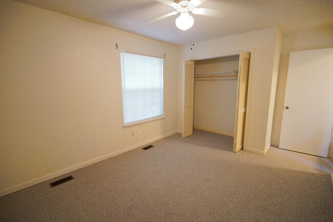 Building Photo - 2335 Parrot Ln