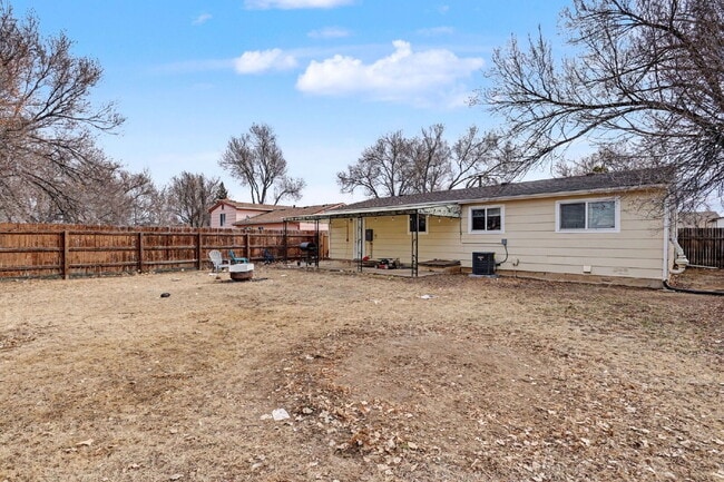 Building Photo - 695 Calle Entrada