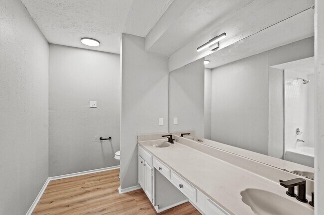 Building Photo - 7215 Trogon Ln