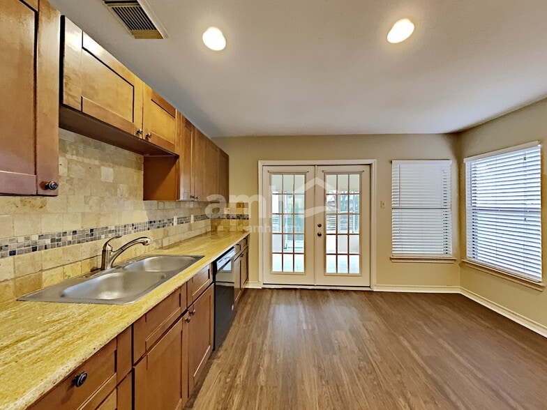 Building Photo - 8010 Manderly Pl