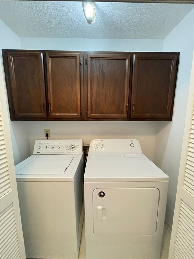 Building Photo - Lovely 3br 2ba home in quiet Chapel Hill neighborhood, walking distance to McDougle Elementary!