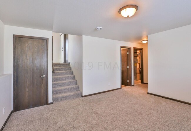 Building Photo - 3 Bed 3 Bath Single Family Home