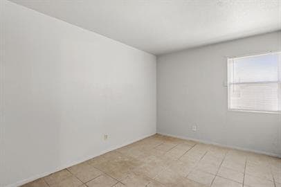 Building Photo - Charming 2-Bedroom - Big Backyard and No Carpet!