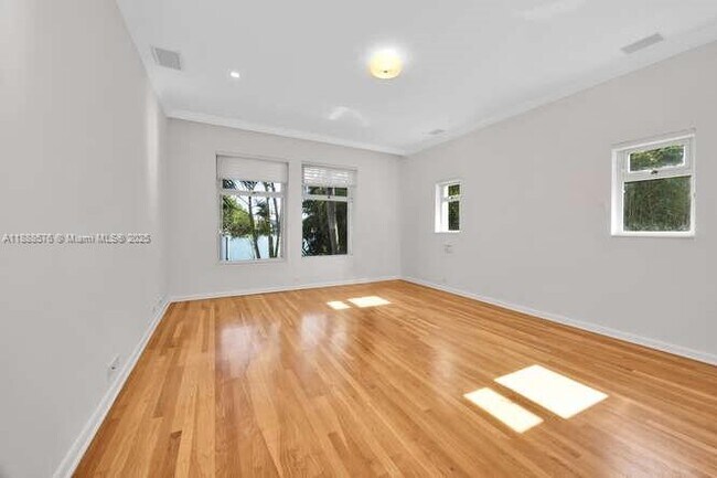 Building Photo - 621 N Mashta Dr