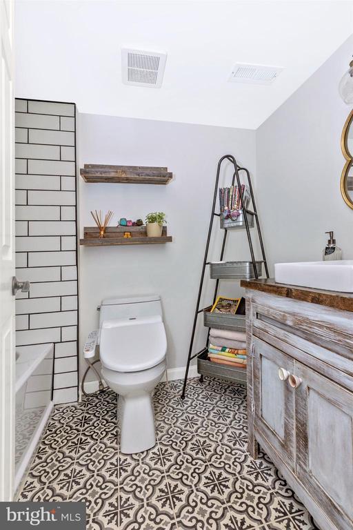 Building Photo - 703 Mountainview Dr