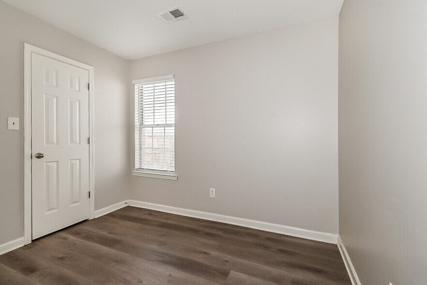 Building Photo - 6650 Black Oak Dr
