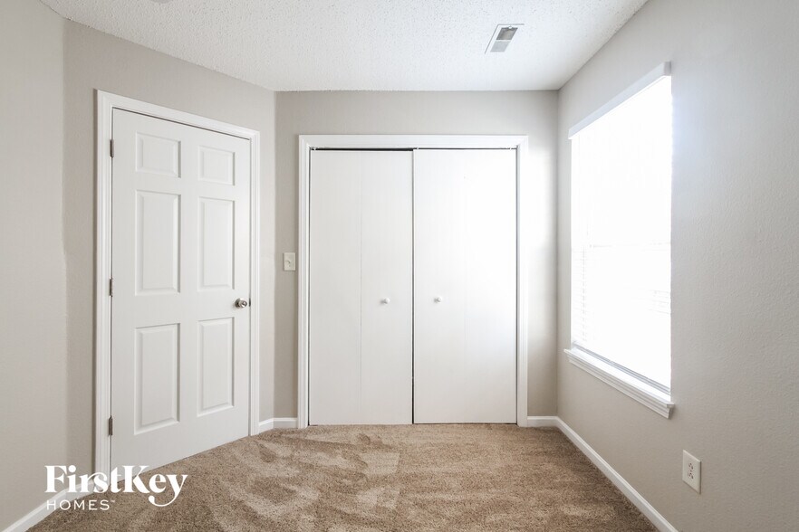 Building Photo - 9762 Trail Dr