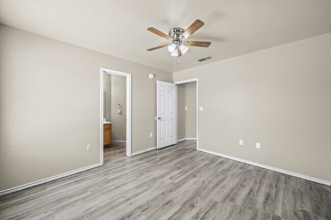 Building Photo - Spacious 3-Bed, 3-Bath Duplex – Awaits!