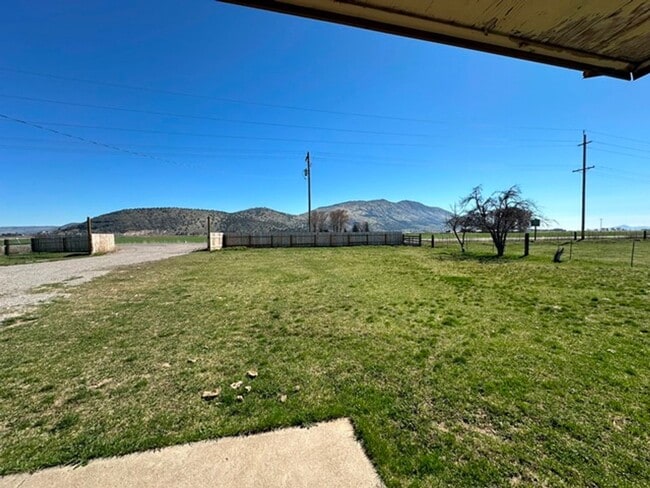 Building Photo - Updated home in Henley School District
