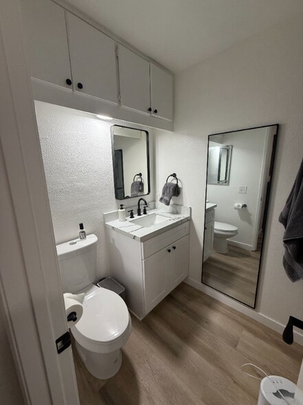 Building Photo - 23335 La Crescenta