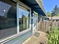 Building Photo - Awesome 2-Bedroom Condo Near Multnomah Vil...