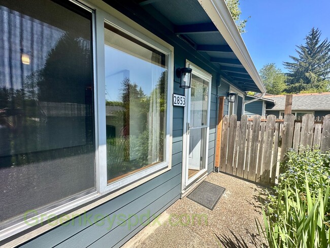 Primary Photo - Awesome 2-Bedroom Condo Near Multnomah Vil...
