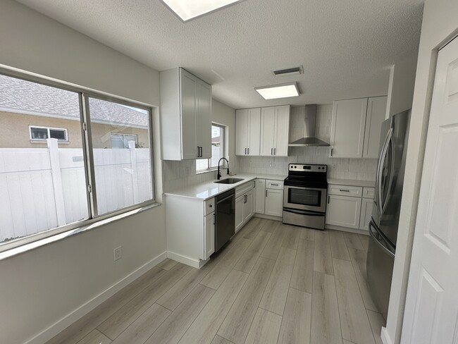 Building Photo - Remodeled 4-bedroom 2 bath 2 car garage in...