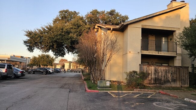 Building Photo - 1202 Thorpe Ln