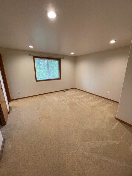 Master Bedroom - 3921 Magrath Rd