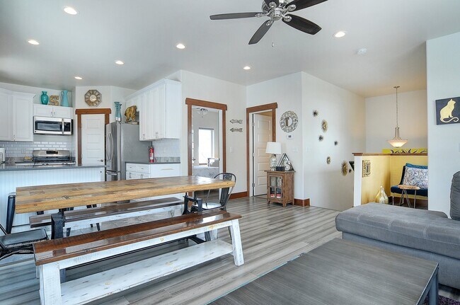 Building Photo - 405 Wood Ave