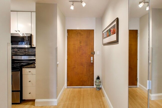 Building Photo - 5455 N Sheridan Rd