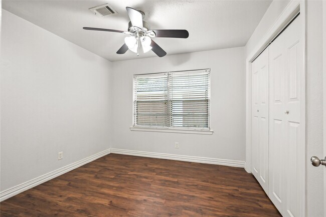 Building Photo - 1503 Leneva Ln