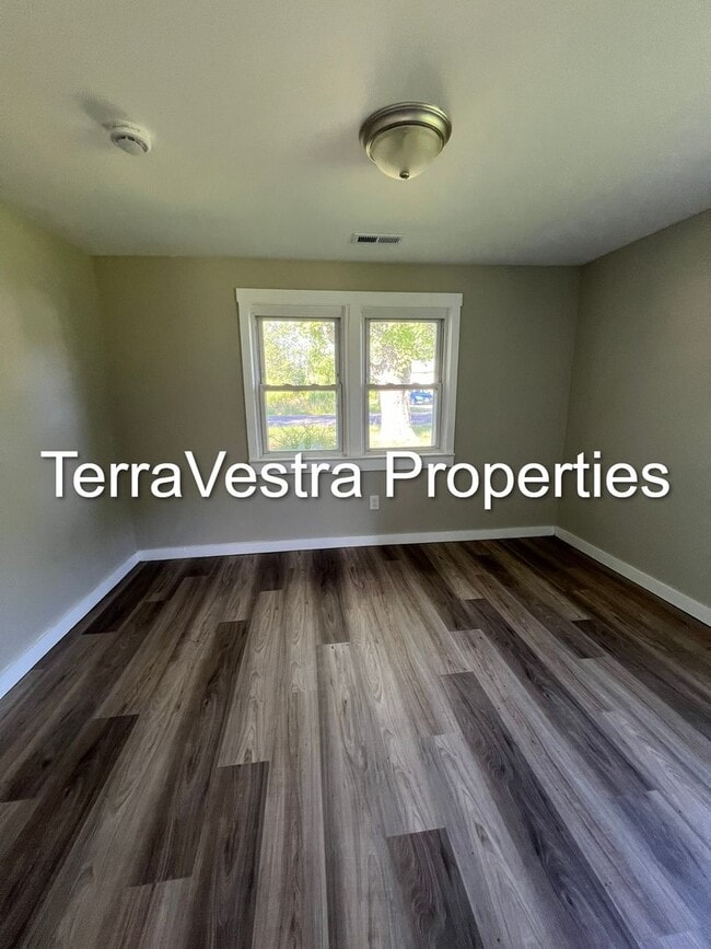 Building Photo - 4 Bed Single Family house in Glassboro!