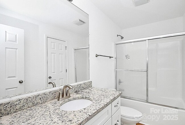 Building Photo - 601 Apple St