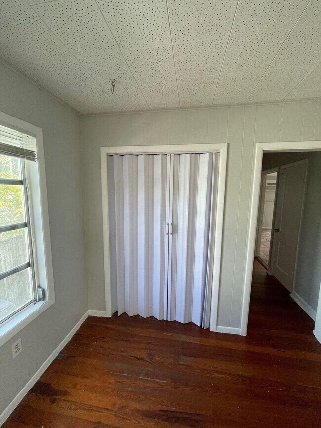 Building Photo - 736 Omar Rd