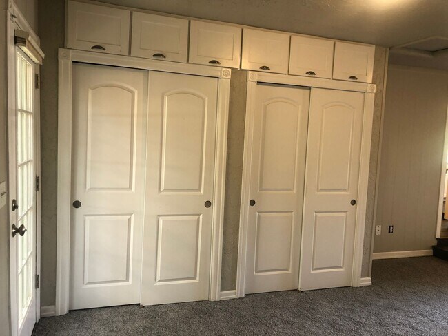 Building Photo - Darling 3 bedroom bungalow in Ferry St Bridge neighborhood!