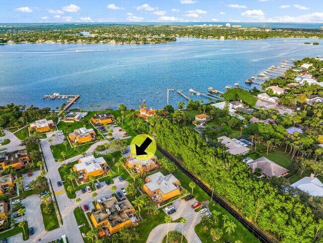 Building Photo - 825 Center St