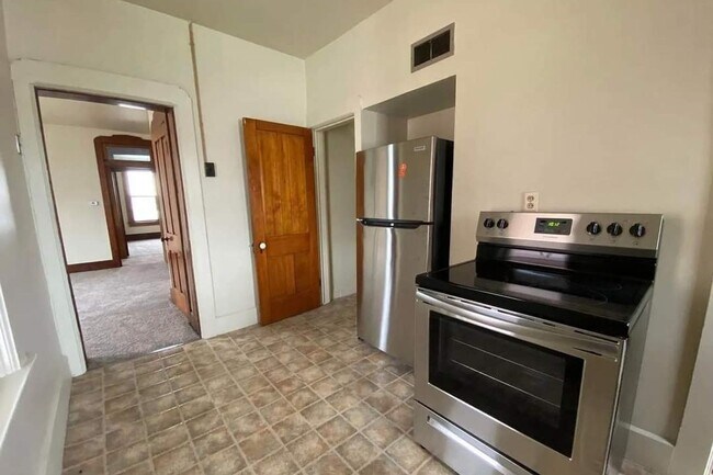 Building Photo - 319 S 8th St