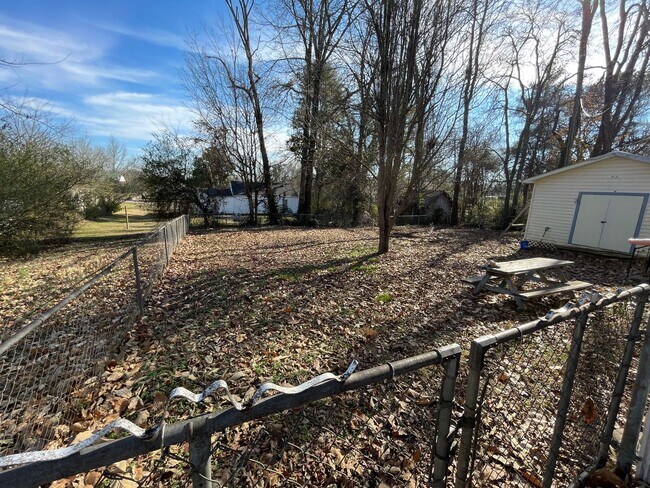 Building Photo - Huge home with bonus room and fenced in ba...