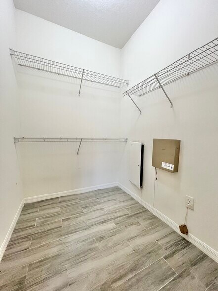 Building Photo - 1131 Zephyrhills Byp