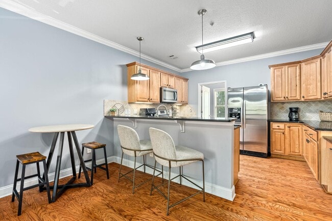 Building Photo - 836 W Glenn Ave