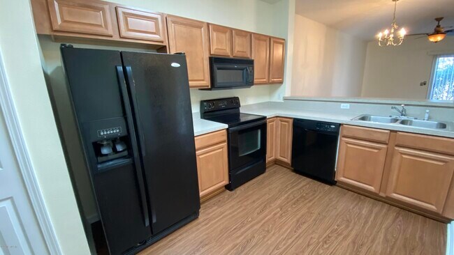 Building Photo - 565 Scrub Jay Dr