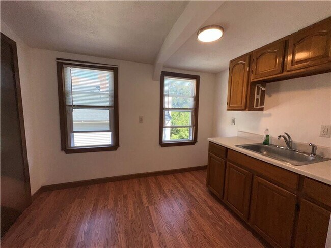 Building Photo - 177 Boyden St