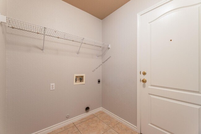 Building Photo - "Charming 3-Bedroom Home with 2 Full Baths in Pflugerville's Heart - 1315 Sq Ft of Comfort!"